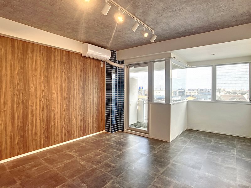 居室・リビング　お洒落な木目調の壁紙に落ち着いたフロア