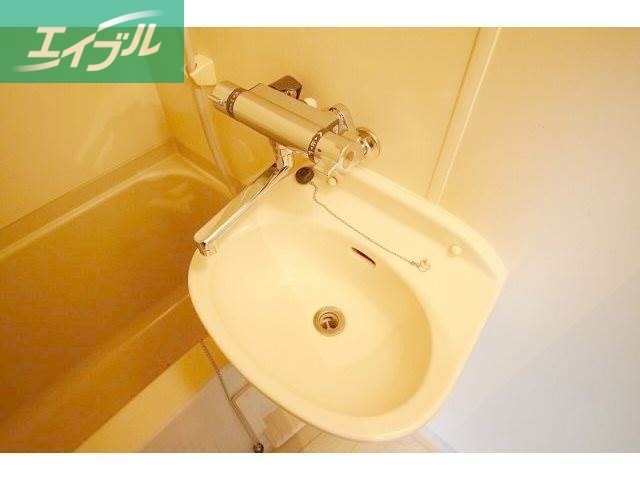 洗面設備　サーモン水栓