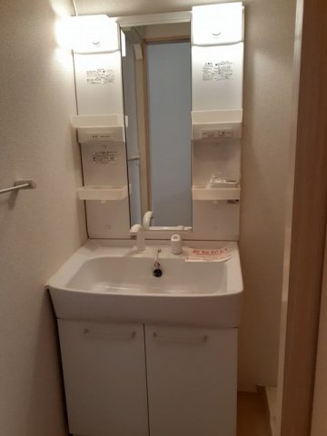 洗面設備　ゆったりとスペースのある洗面所