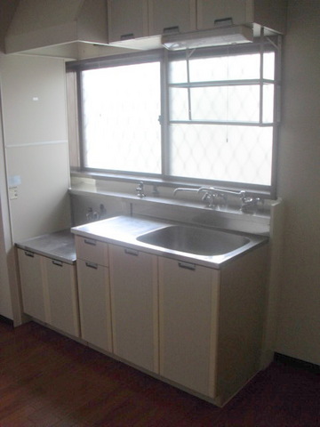 キッチン　窓があり明るく風通しの良いガス２口設置可キッチン