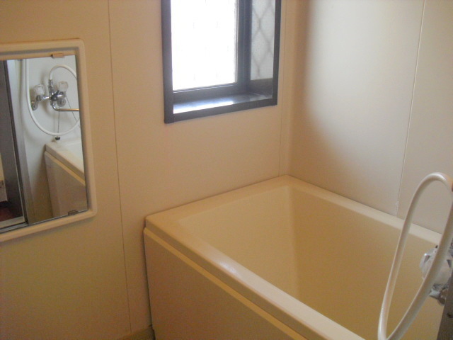 バス・シャワールーム　窓のある明るいバスルーム