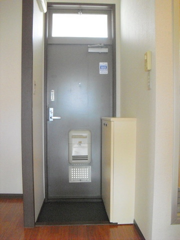 玄関　窓のある明るい玄関　あると便利な下駄箱付き