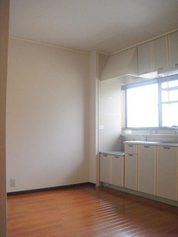 居室・リビング　窓のある明るいキッチンスペース４帖