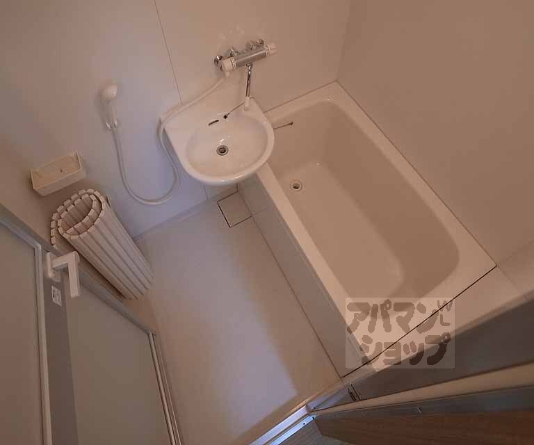 バス・シャワールーム　セパレートタイプのバスルームです。