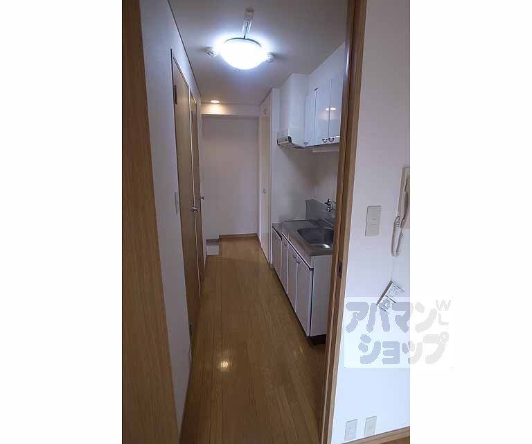 その他部屋・スペース　きれいなフローリングの廊下です。