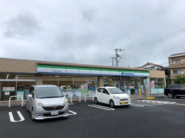 コンビニ　ファミリーマート（コンビニ）まで800m