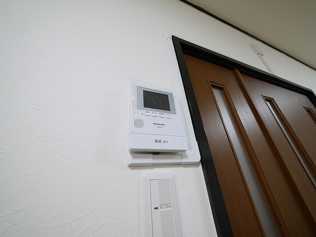セキュリティ　お顔が見えるモニター付きインターホンもございます。
