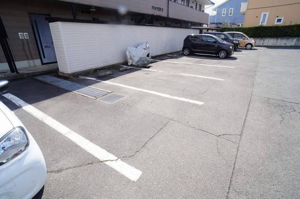 建物外観　駐車場