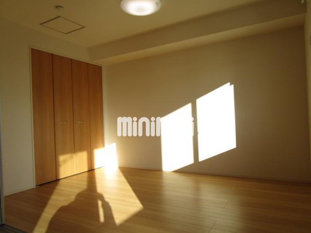 居室・リビング　南向きの洋室は日当たり良好です