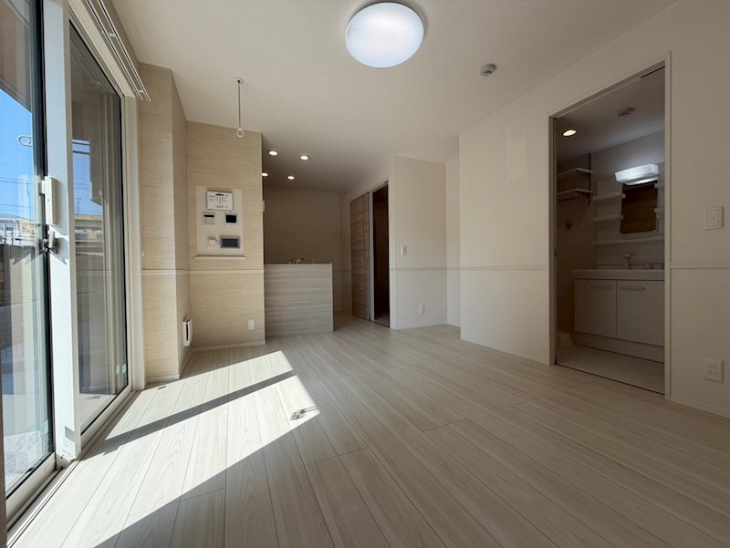 居室・リビング　白基調の明るいリビング