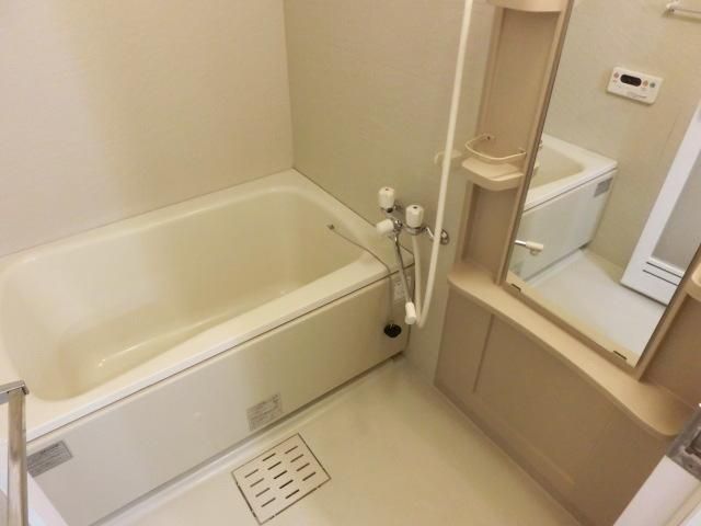 バス・シャワールーム　★清潔感のあるバスルーム（追い炊き機能付き）★