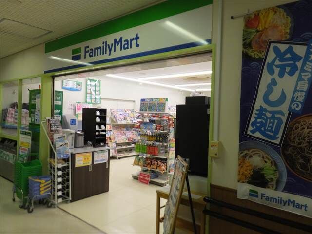 コンビニ　ファミリーマート勤医協中央病院店（コンビニ）まで242m