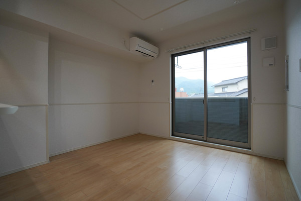 居室・リビング　同じ建物の別のお部屋