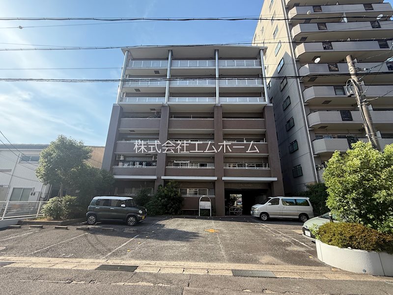建物外観　外観　宅配ＢＯＸ　敷地内平面駐車場　屋根付駐輪場　物置有