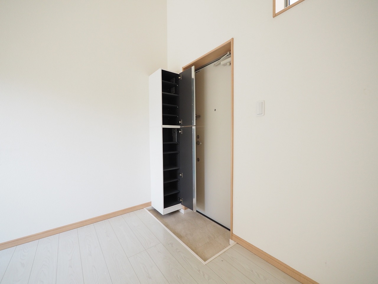 玄関　シューズボックス付の玄関※同タイプ・別号室参考写真