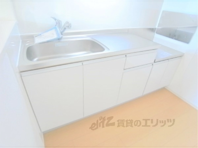 キッチン　横にカウンターテーブルが付いてます。