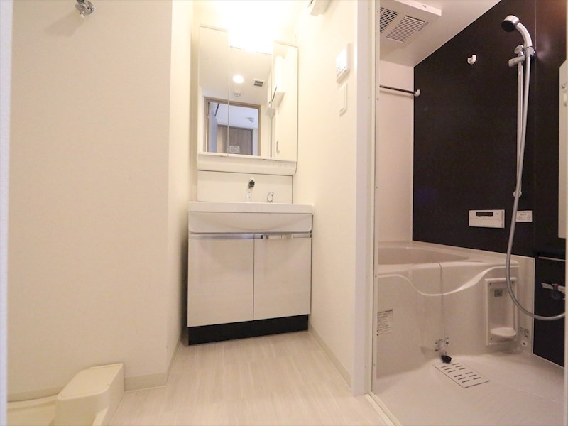 洗面設備　脱衣所　独立洗面台（シャンプードレッサー付）収納スペース有