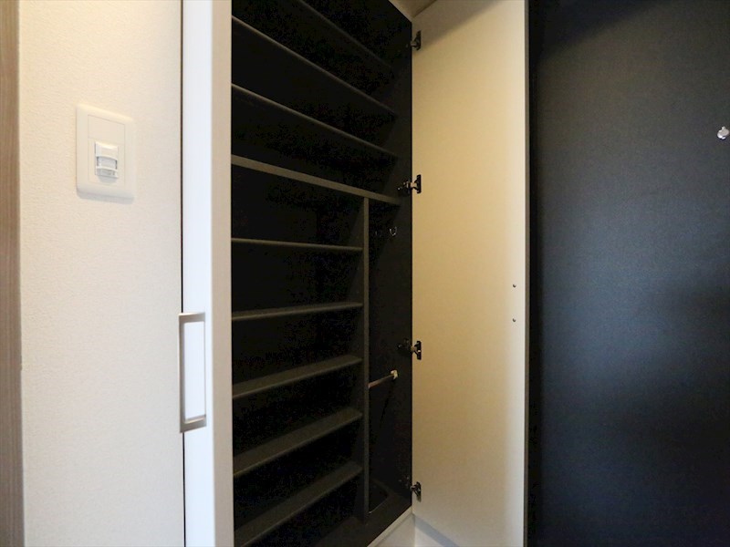 玄関　玄関　シューズボックス付（収納充実してます）