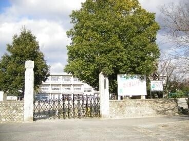 小学校　岡崎市立男川小学校（小学校）まで727m