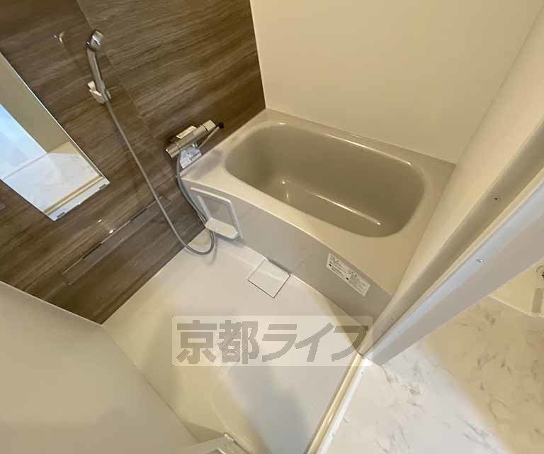 バス・シャワールーム　鏡のある便利なお風呂