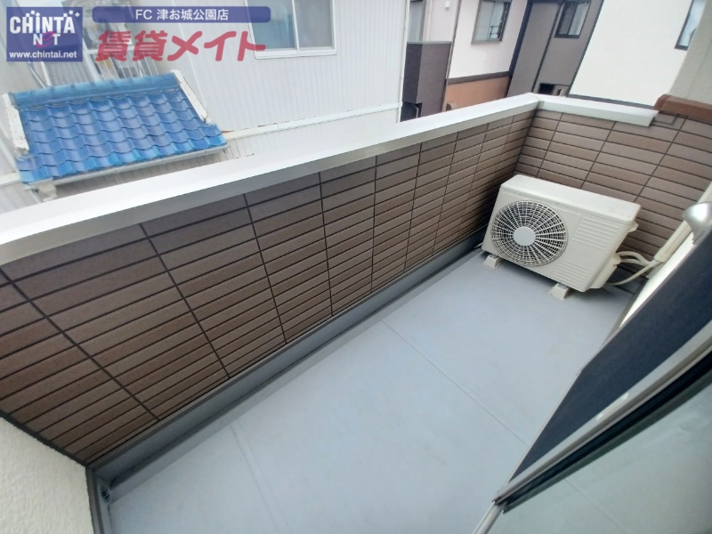 バルコニー　別部屋同型反転タイプ