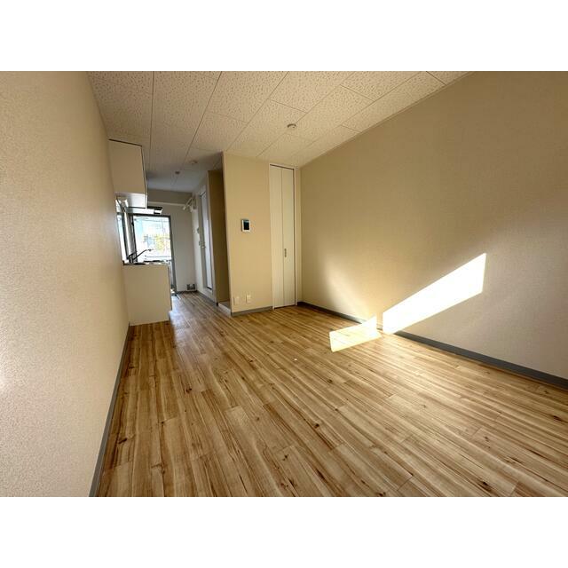 居室・リビング　天井・壁・床全部リフォーム済！