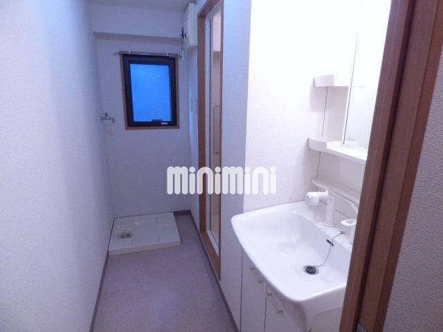 洗面設備　窓付きの脱衣所が換気ができていいですね