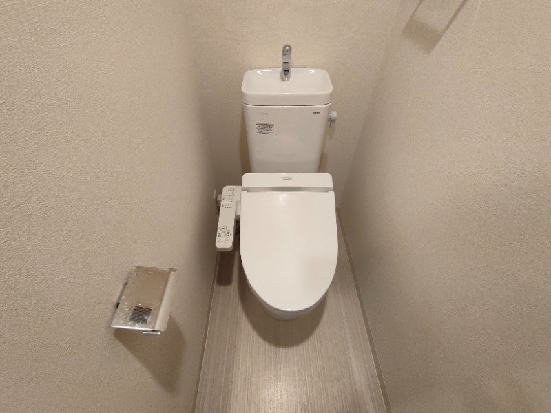 トイレ　ウォシュレット付いてますよ。