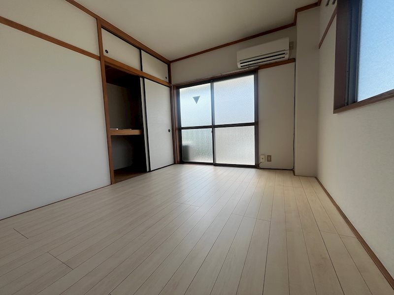 居室・リビング　2面採光で通風良好