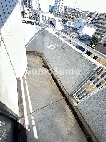 バルコニー　暖かな日差しのふりそそぐバルコニー