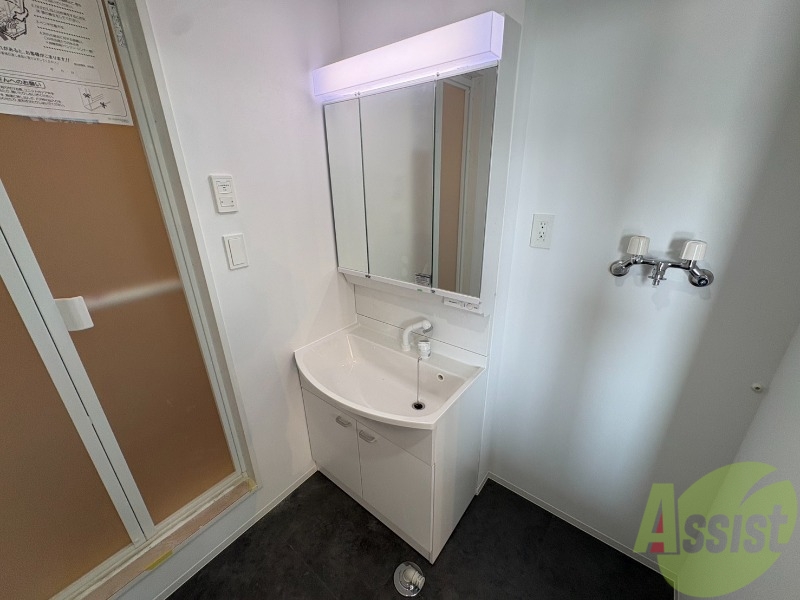 洗面設備　大きくて使いやすそうな独立洗面台になっています。