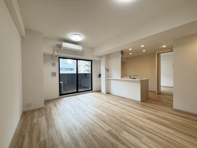 居室・リビング　同型タイプの写真（階数が異なります）。現況優先となります。