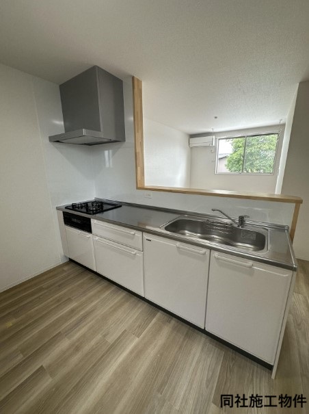 キッチン　3口コンロ・グリル付のシステムキッチンです♪