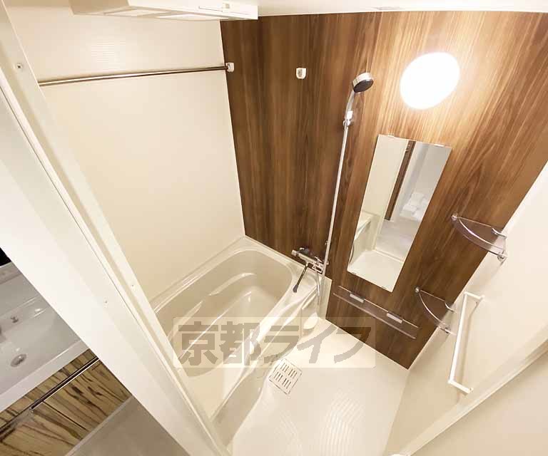 バス・シャワールーム　鏡のある便利なお風呂