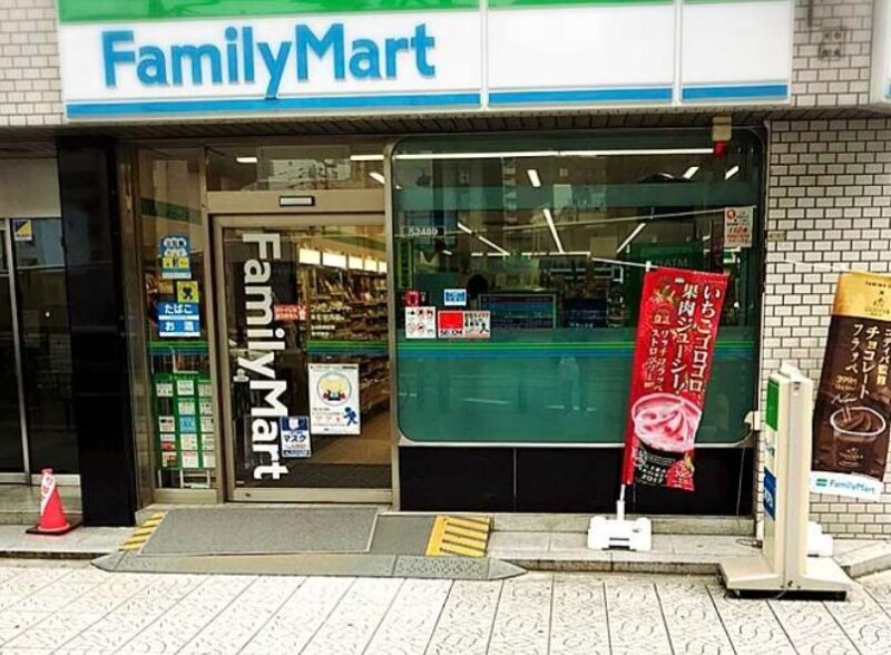 コンビニ　ファミリーマート本町駅西店（コンビニ）まで489m