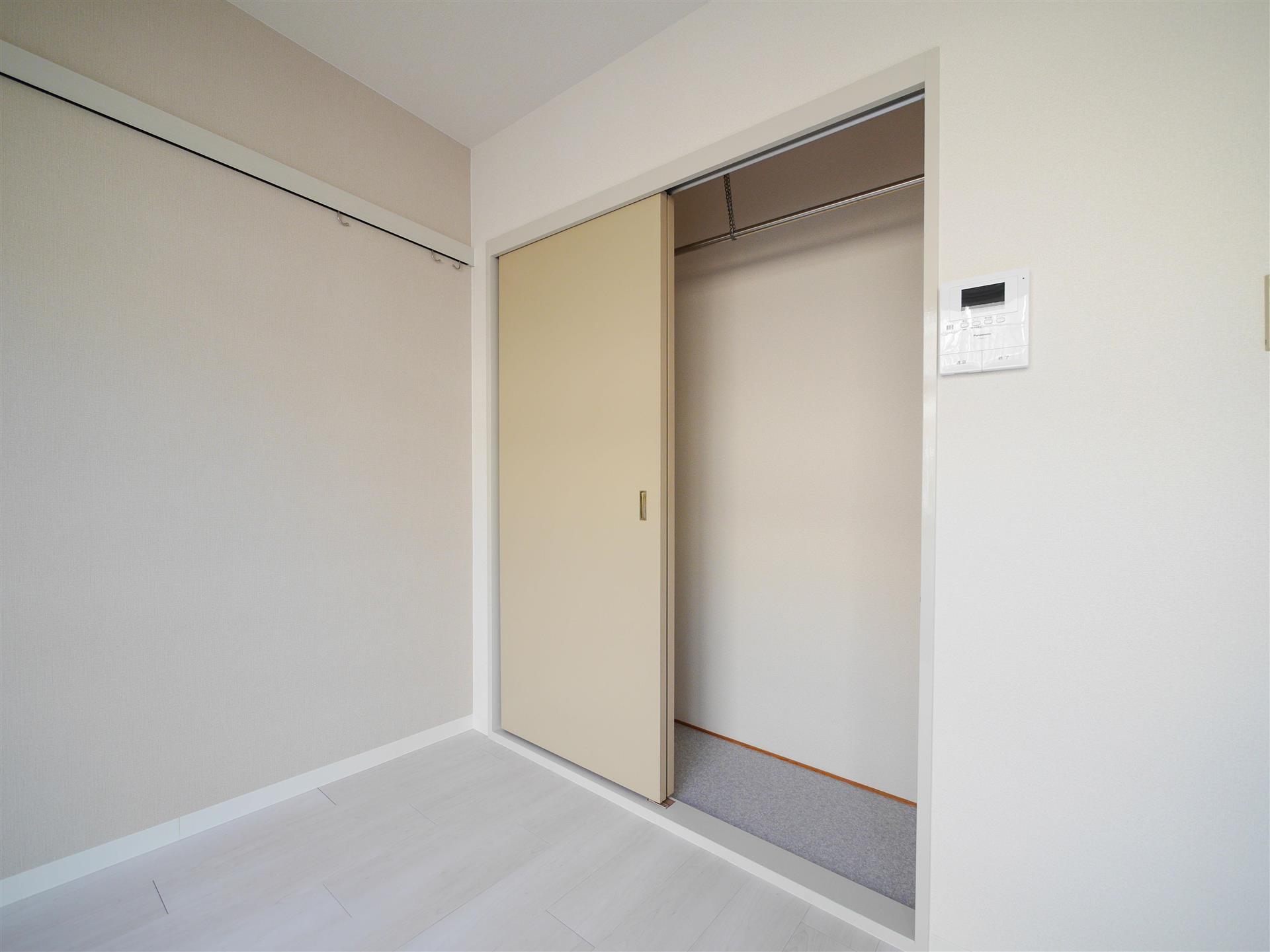 収納　片付け上手になるハンガーポール付きクローゼット！