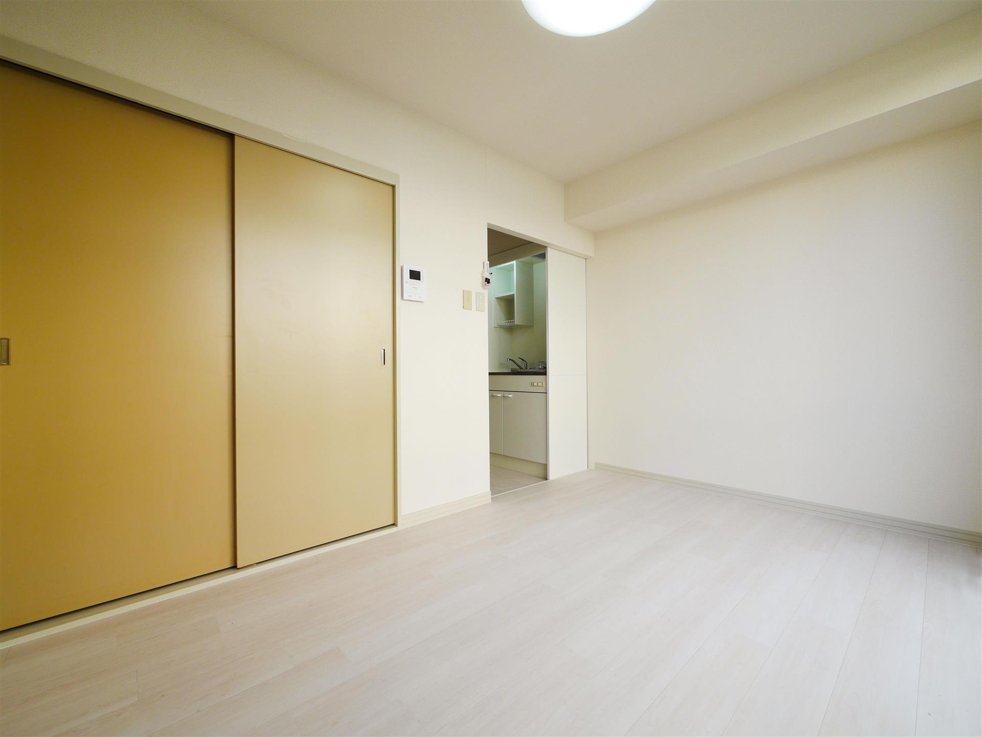 居室・リビング　ホワイトを基調とした明るい室内！！