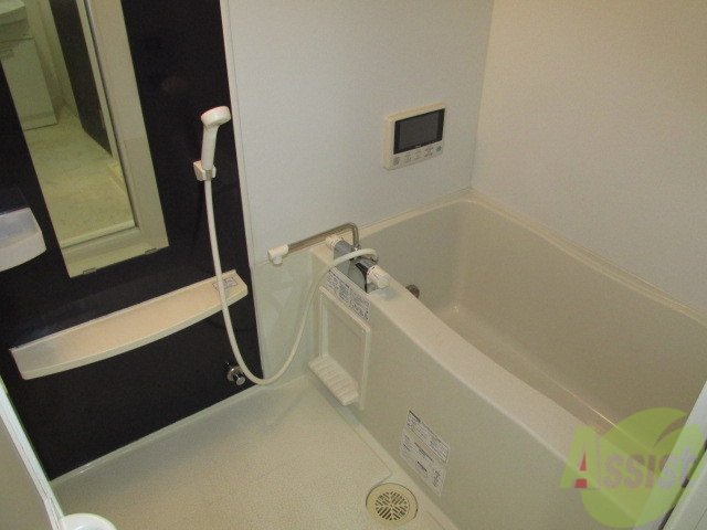 バス・シャワールーム　追炊き機能に浴室乾燥付き、設備の充実した浴室です。