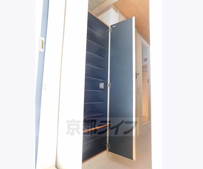 収納　玄関を入ると大きな収納があります