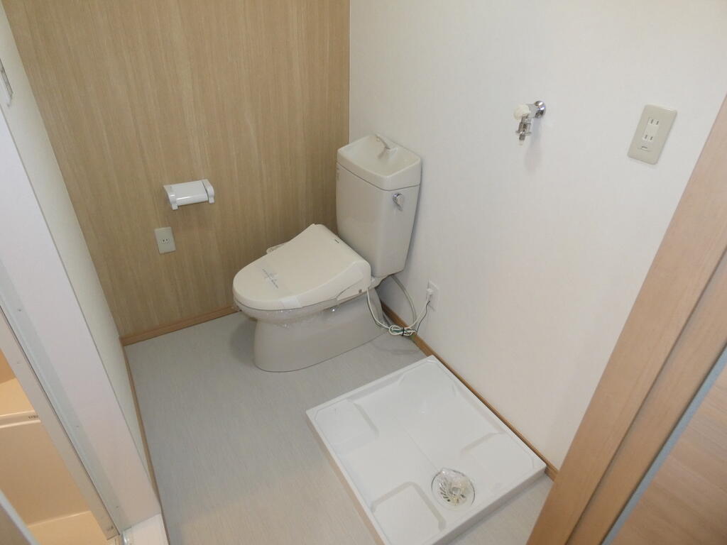 トイレ　温水洗浄便座・室内洗濯機置場