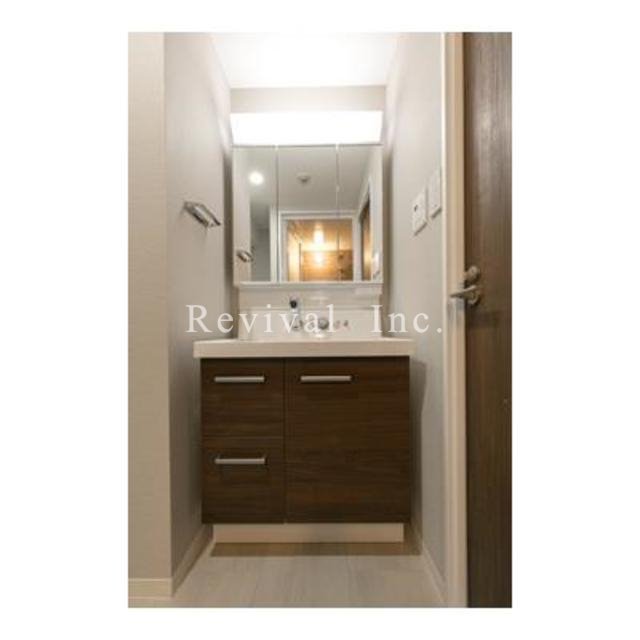 洗面設備　毎日の身だしなみチェックに必須ですね