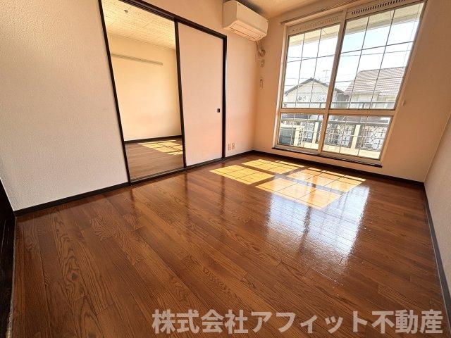 居室・リビング　西側の洋室6帖