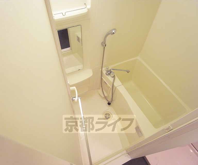 バス・シャワールーム　鏡の付いた便利なお風呂