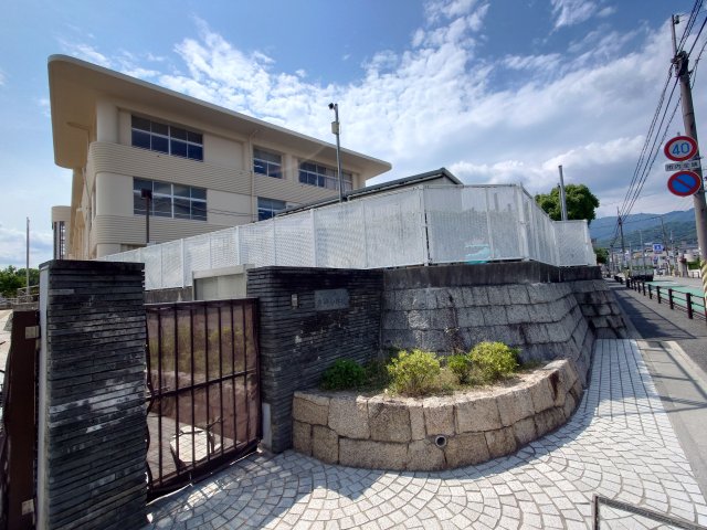 小学校　神戸市立魚崎小学校（小学校）まで748m