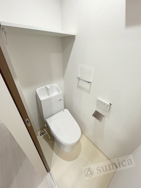 トイレ　人気アイテムの温水洗浄便座。清潔感のあるトイレです。