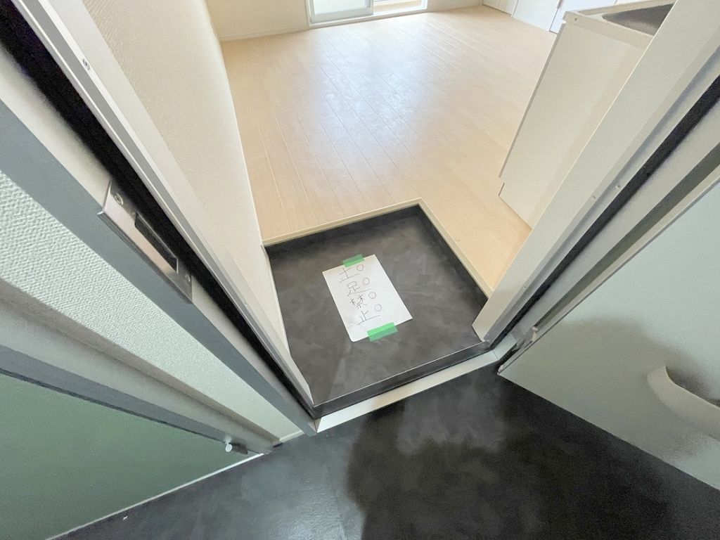 玄関　バルコニー