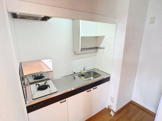 キッチン　掲載写真は同型モデルを掲載しており実際のお部屋と仕様等が異な