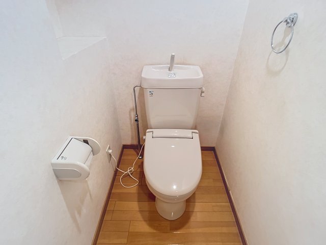 トイレ　掲載写真は同型モデルを掲載しており実際のお部屋と仕様等が異な