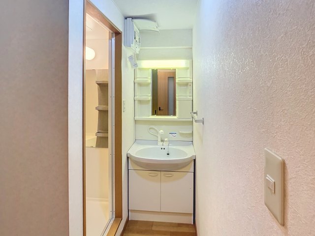 洗面設備　掲載写真は同型モデルを掲載しており実際のお部屋と仕様等が異な