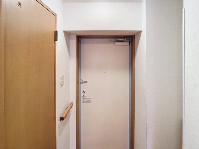 玄関　掲載写真は同型モデルを掲載しており実際のお部屋と仕様等が異な